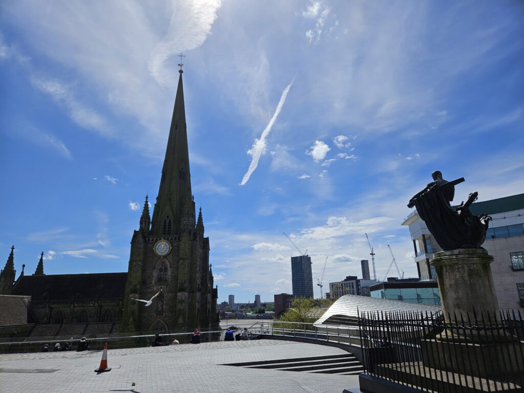 St. Philip's Cathedral in Birmingham onder een helderblauwe lentehemel