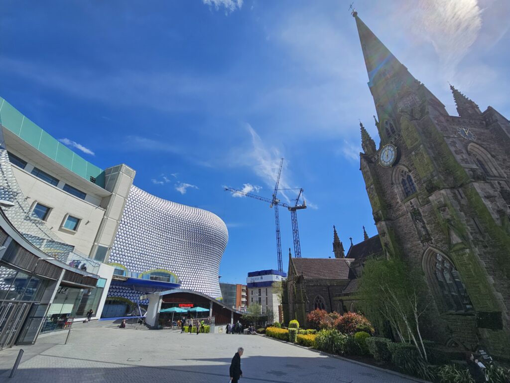 De Bullring en St. Martin's Church in Birmingham naast elkaar