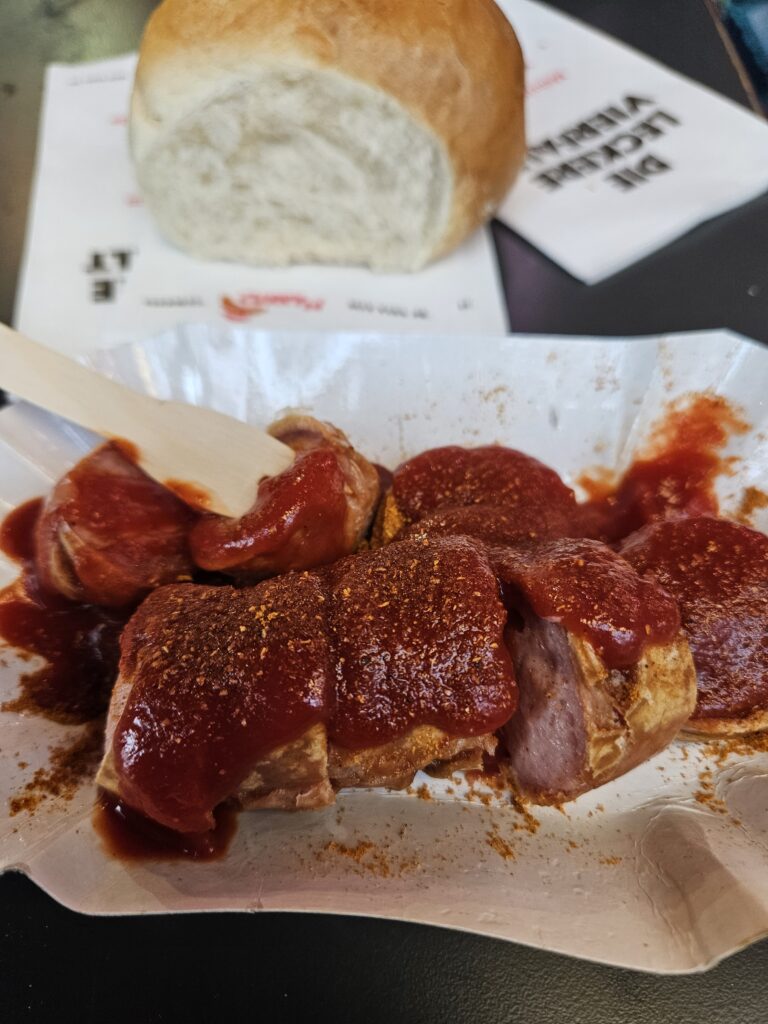 Duitse currywurst metsaus en kerriepoeder