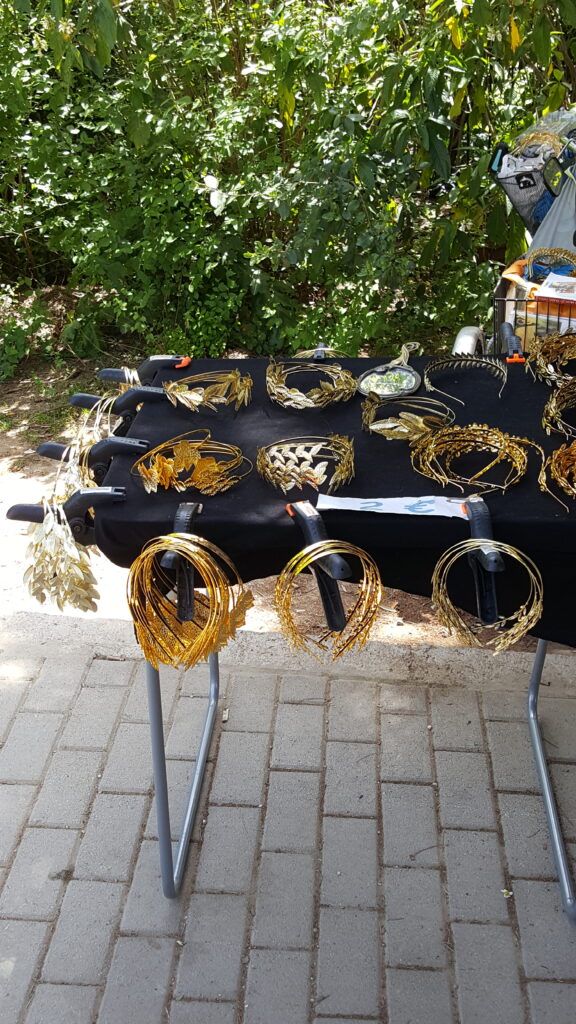 Kraam met handgemaakte gouden Griekse haarbanden geïnspireerd op de oudheid in Athene.