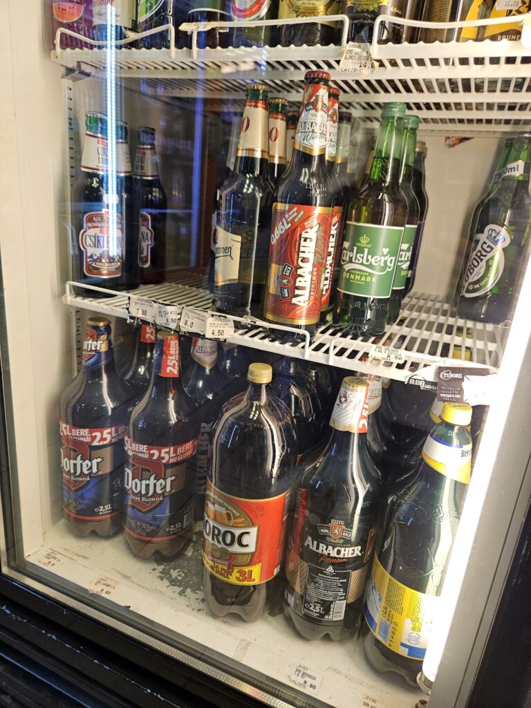 Extra grote bierflessen in een supermarktkoeling in Roemenië.