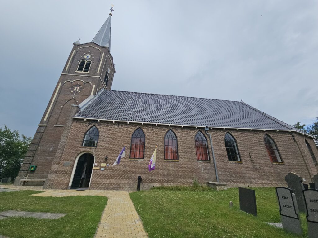 De Hervormde Kerk van Wiuwert op een terp in Friesland, bekend om de grafkelder met mummies.