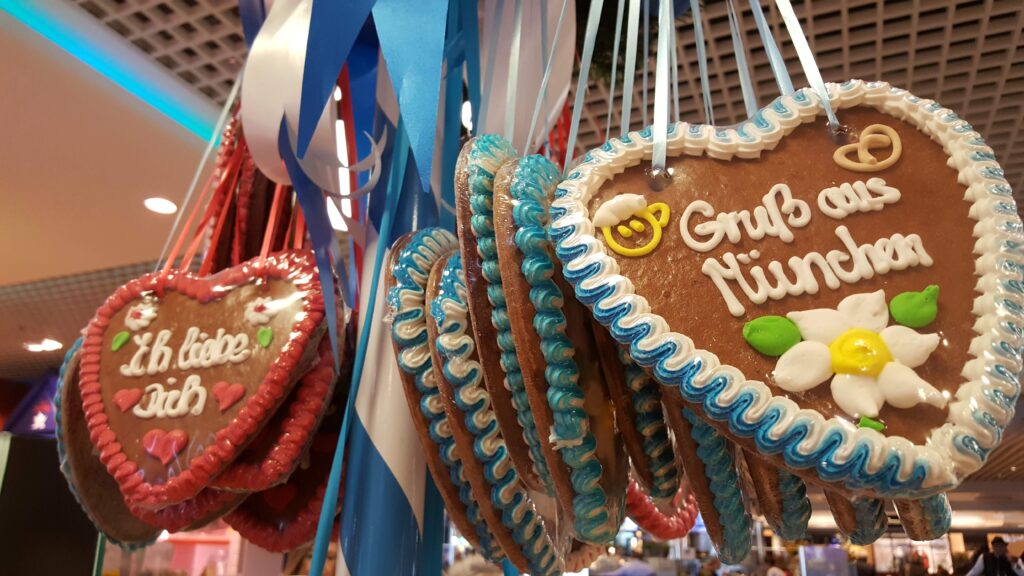 Traditionele Lebkuchenharten met kleurrijke glazuurdecoraties hangen te koop op het Oktoberfest.