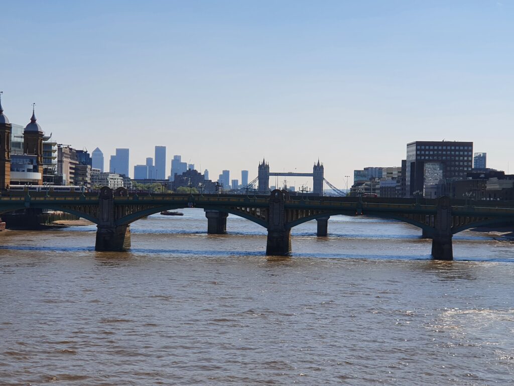 Aangezicht van Londen met bekende gebouwen en bruggen.