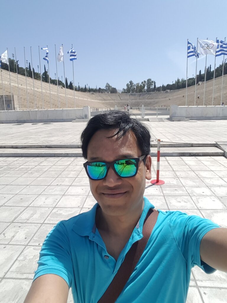 Reiziger bij het Panathenaïsch Stadion in Athene, de historische locatie waar de eerste moderne Olympische Spelen werden gehouden.