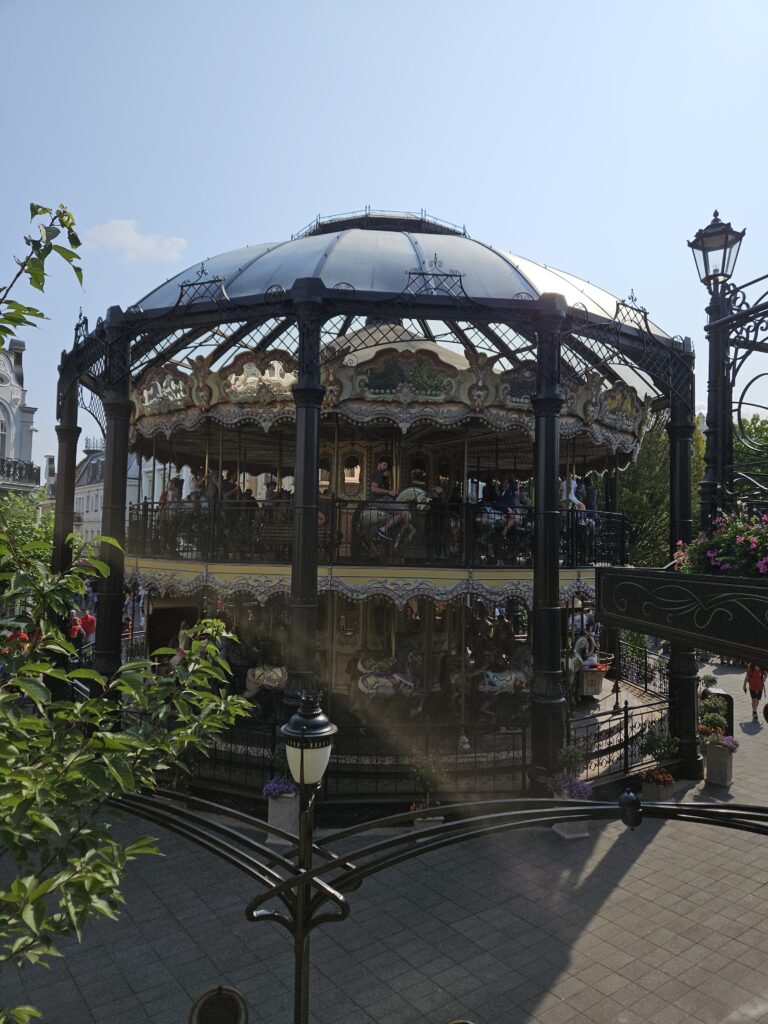 Overzicht van de klassieke paardencarrousel in Phantasialand op een zonnige zomerdag.