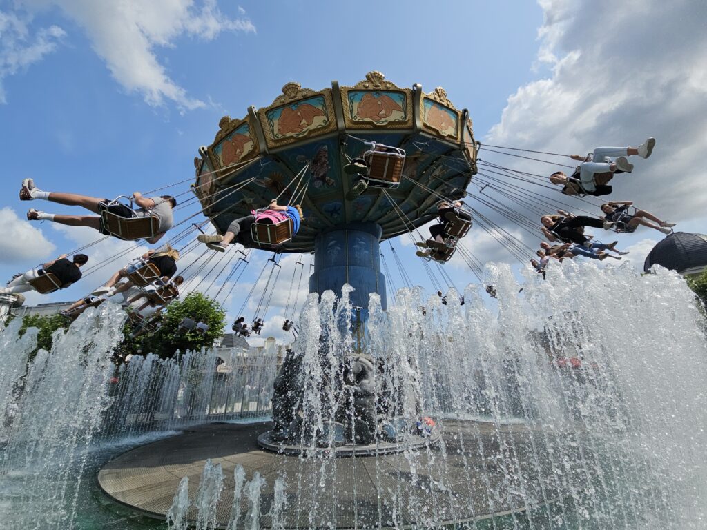 Zweefmolen boven de fontein in Phantasialand op een zonnige dag.