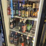 Koeling met bierflessen in verschillende formaten in een buurtwinkel in Boekarest.