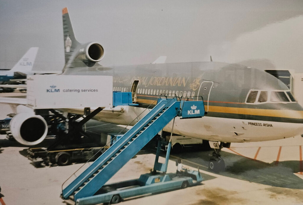 Royal Jordanian vliegtuig op Schiphol voorafgaand aan mijn eerste vlucht naar Jordanië.