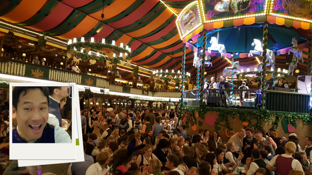 Een volle Oktoberfest-tent in München met een liveband op het podium, terwijl een selfie van een enthousiaste bezoeker in traditionele Beierse kleding als fotoframe in beeld is geplaatst.