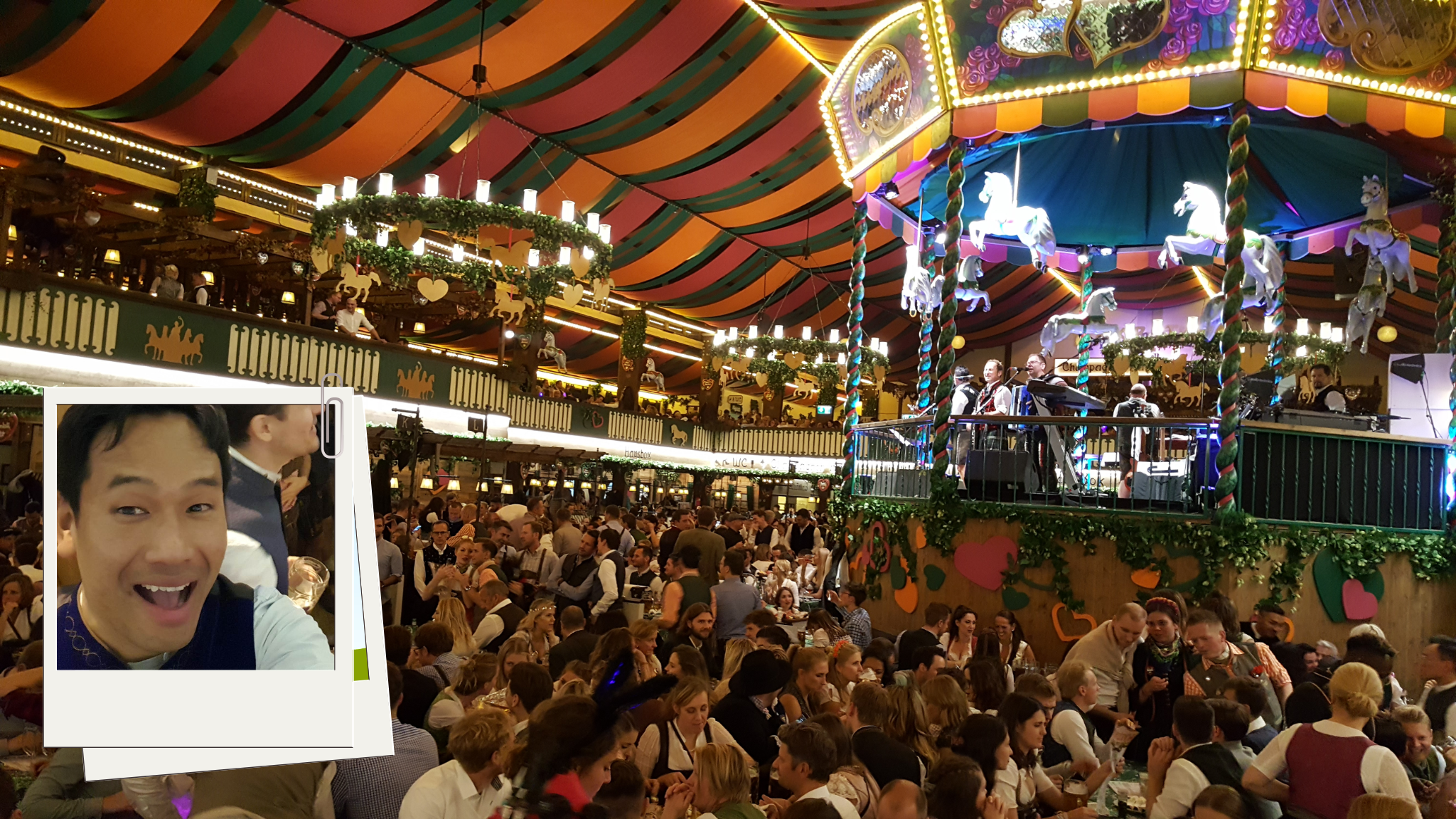 Een volle Oktoberfest-tent in München met een liveband op het podium, terwijl een selfie van een enthousiaste bezoeker in traditionele Beierse kleding als fotoframe in beeld is geplaatst.