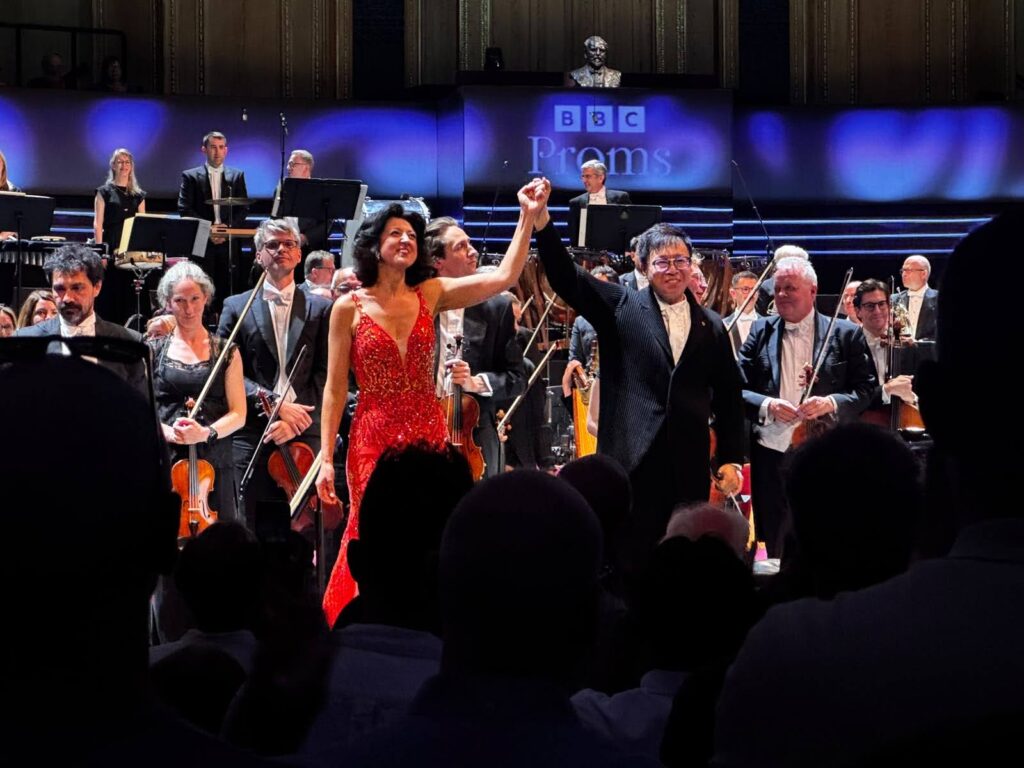 Solist en dirigent op het podium tijdens de BBC Proms