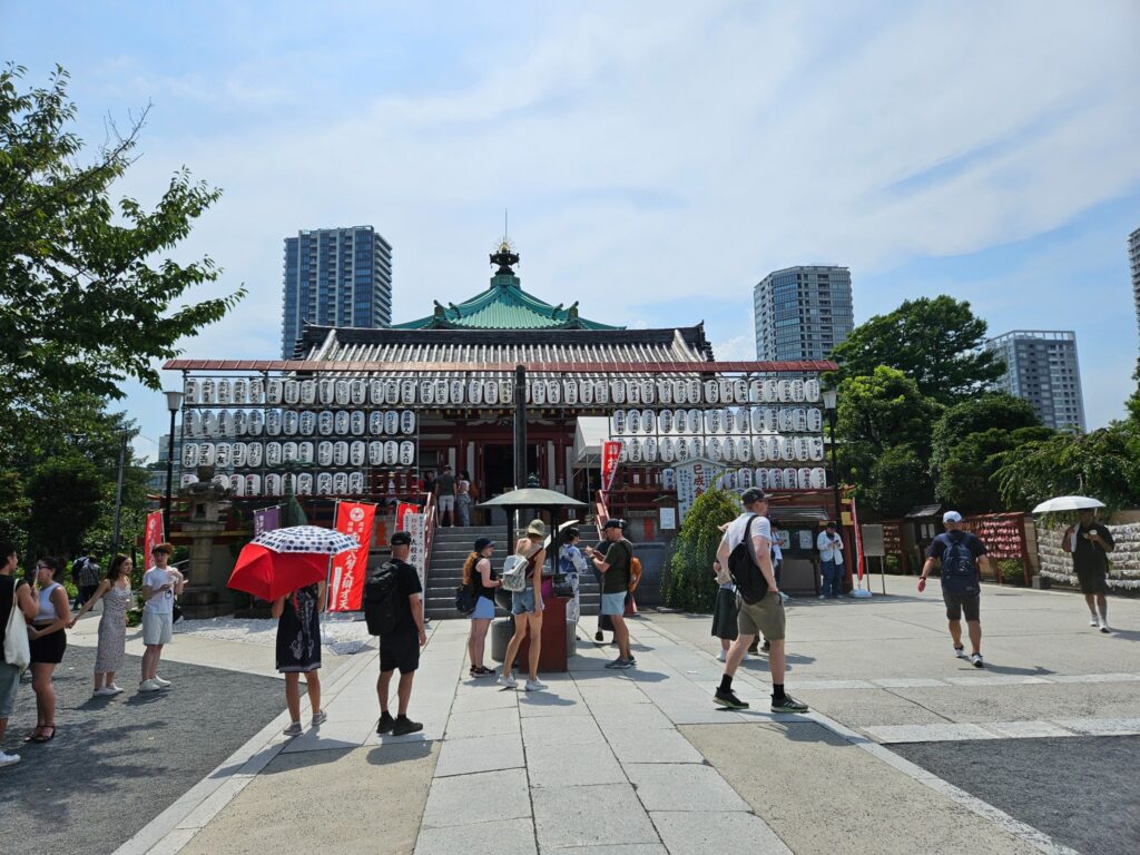 Bentendō-tempel in Ueno Park in Tokyo met bezoekers voor de ingang