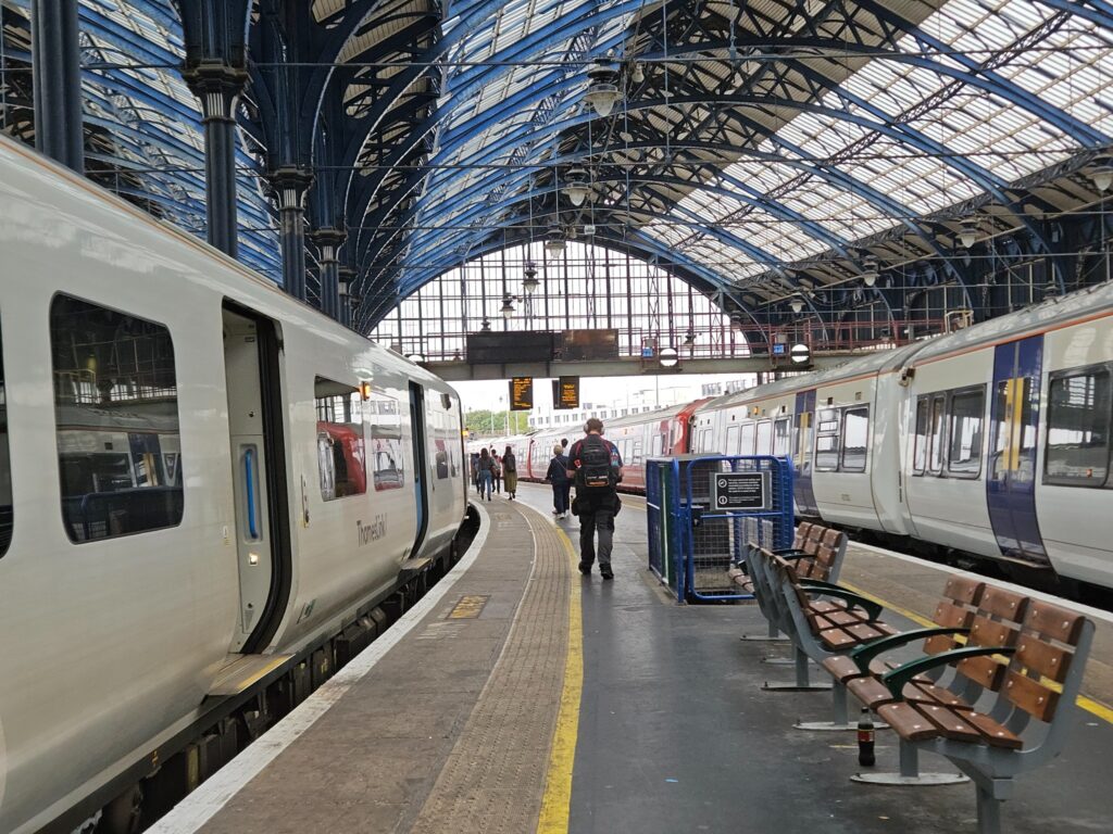 Thameslink-trein aan het perron van Brighton railway station