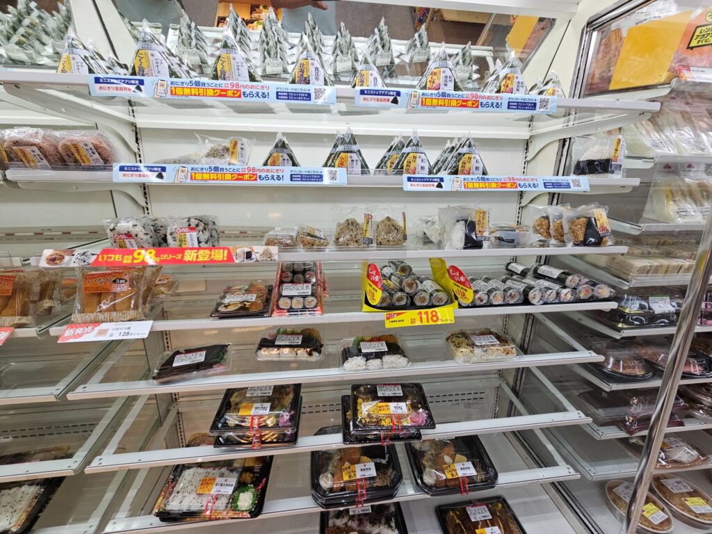 Koelschap met onigiri, sushi en kant-en-klare maaltijden in een Japanse minimarkt