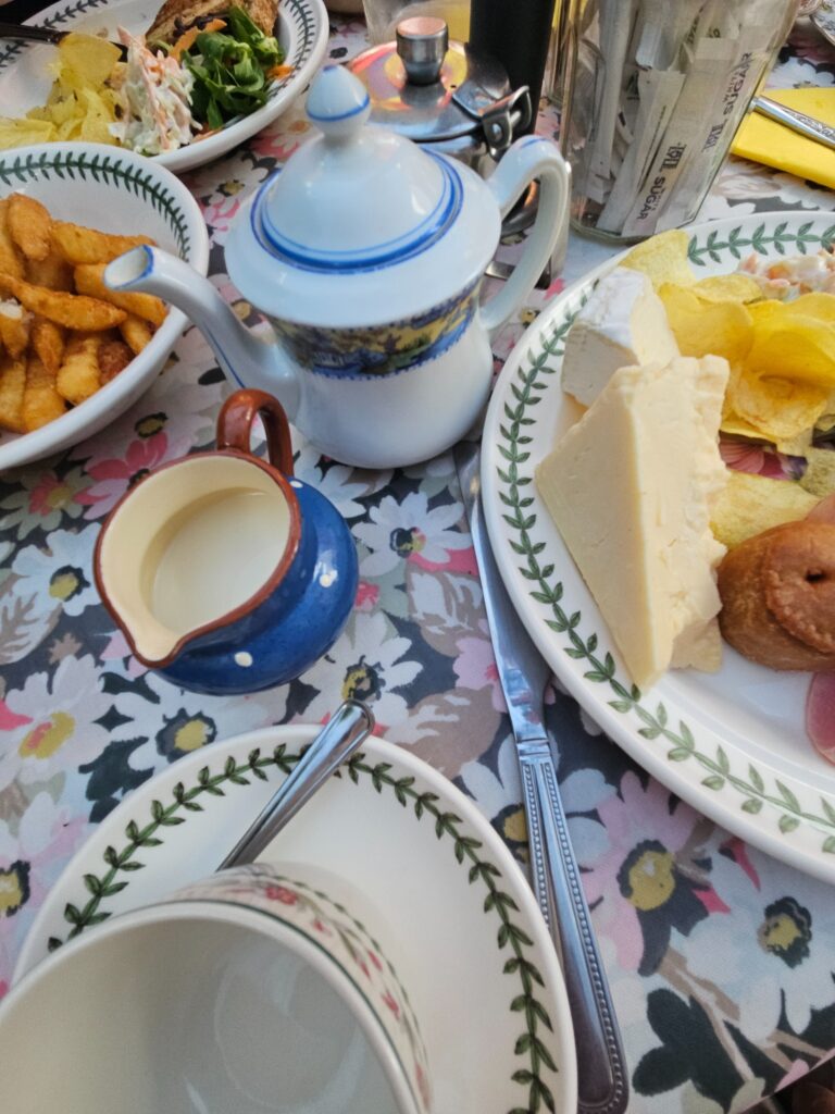 Ploughman's lunch met grote stukken kaas naast een Britse theepot