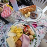 Ploughman's lunch met kaas, ham, ingelegde uien en chips bij The Trellis Café