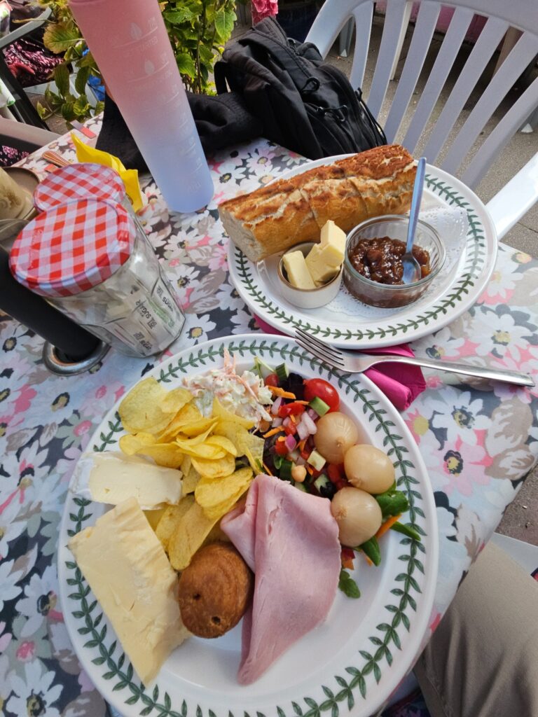 Ploughman's lunch met kaas, ham, ingelegde uien en chips bij The Trellis Café