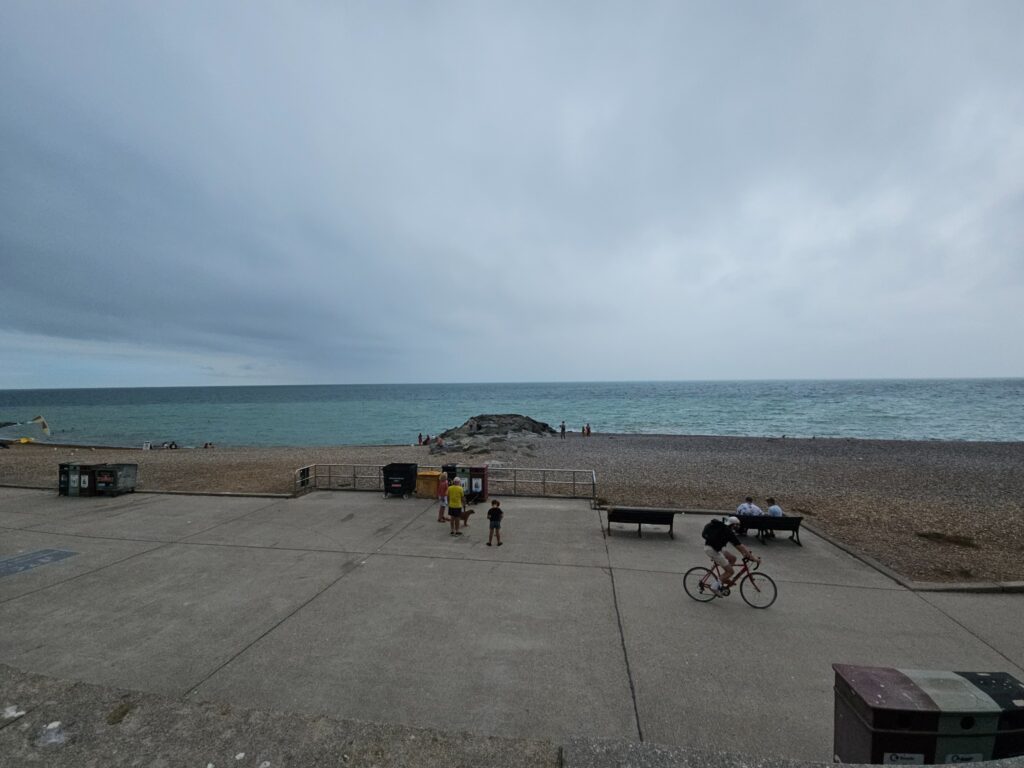 Boulevard en kiezelstrand van Rottingdean aan zee