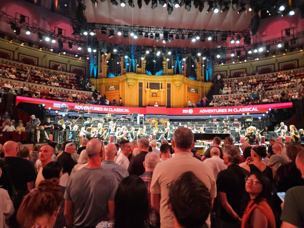Bezoekers op de staanplaatsen tijdens de BBC Proms in de Royal Albert Hall