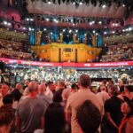 Bezoekers op de staanplaatsen tijdens de BBC Proms in de Royal Albert Hall
