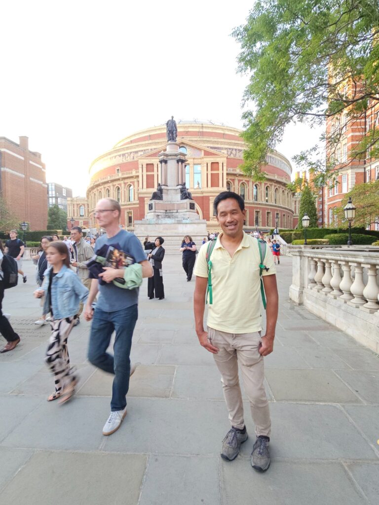 Bezoeker voor de Royal Albert Hall in Londen